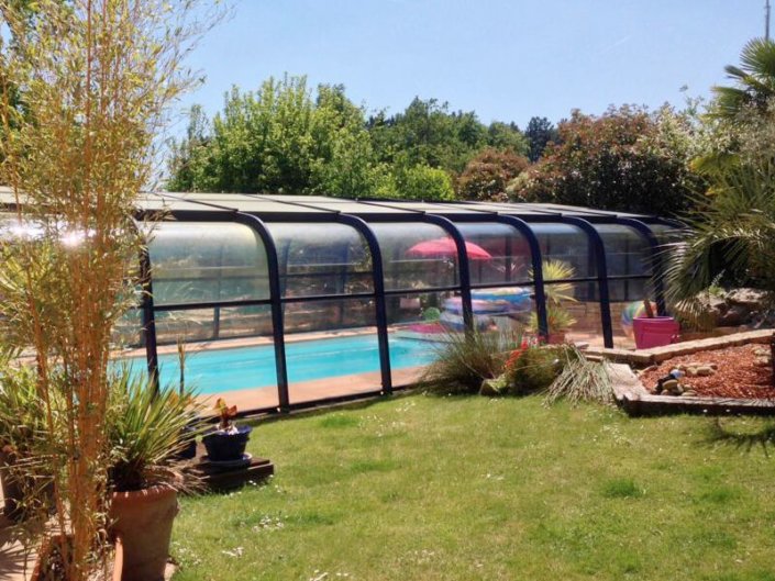 Piscine en coque polyester avec abri haut Abridéal - Rêve de Piscine & Spa à Nantes Carquefou La Baule Loire Atlantique (44)