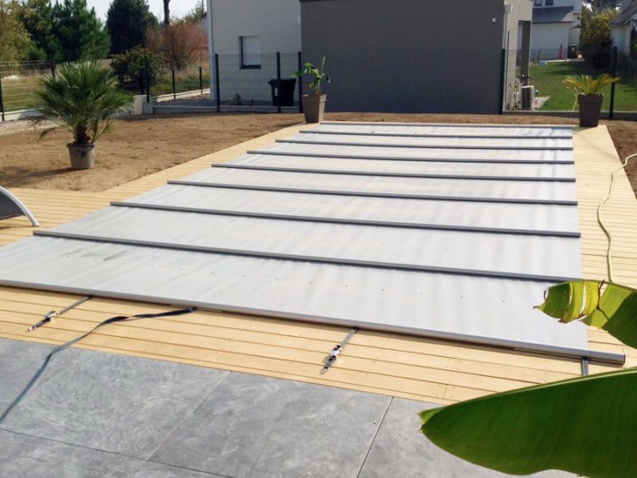 Piscine en coque polyester avec bâche à barres de sécurité Albiges - Rêve de Piscine & Spa à Nantes Carquefou La Baule Loire Atlantique (44)