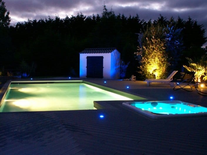 Piscine en béton armé Aquafeat avec éclairage de nuit - Rêve de Piscine & Spa à Nantes Carquefou La Baule Loire Atlantique (44)