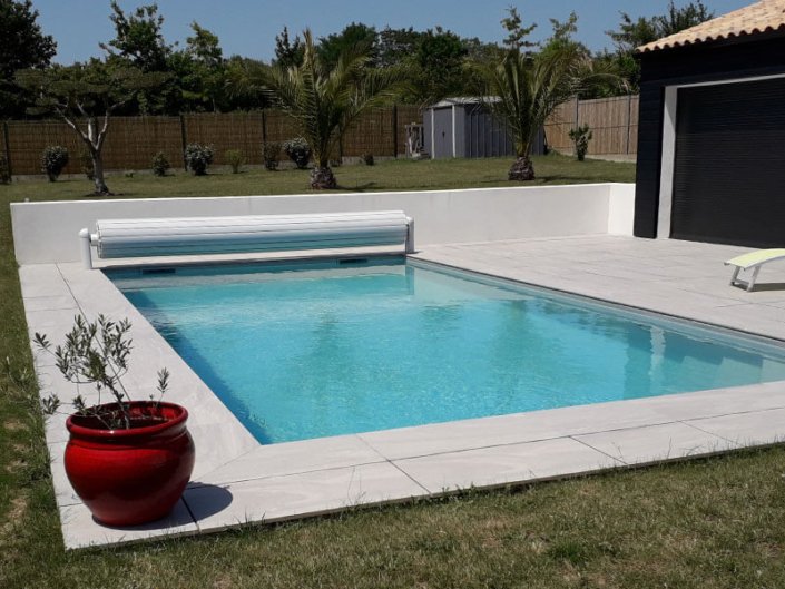 Piscine en béton armé Aquafeat avec volet roulant extérieur - Rêve de Piscine & Spa à Nantes Carquefou La Baule Loire Atlantique (44)