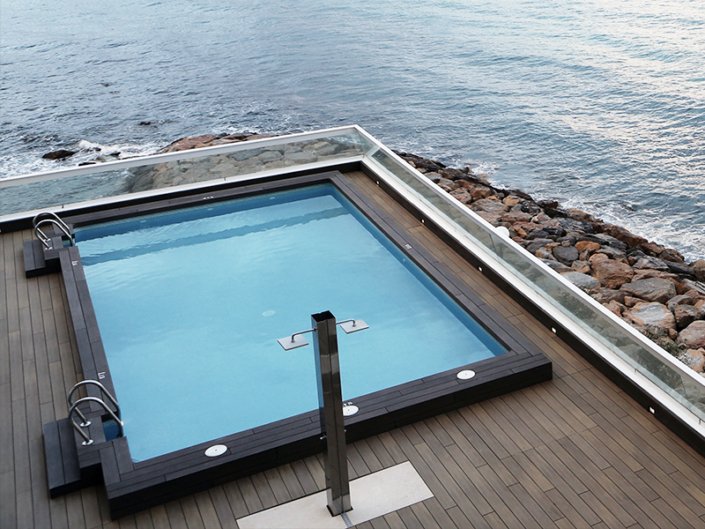 Piscine extérieure en béton armé Aquafeat avec douche à Pornic - Rêve de Piscine & Spa à Nantes Carquefou La Baule Loire Atlantique (44)